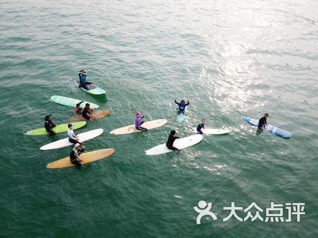 奔驰司机加塞并打砸别车引擎盖？警方：行拘10天罚款500元