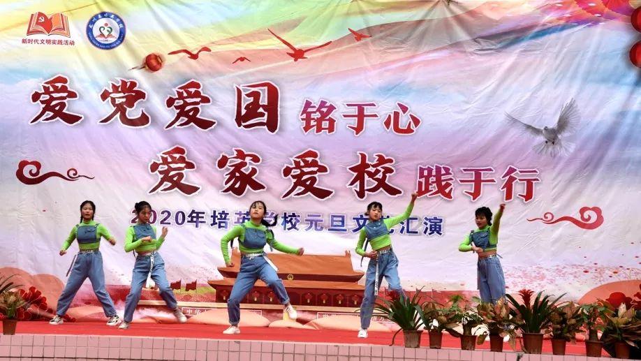 无营运许可证！山东籍大巴司机载40余乘客“冲关”被警方成功拦截，司机被控制